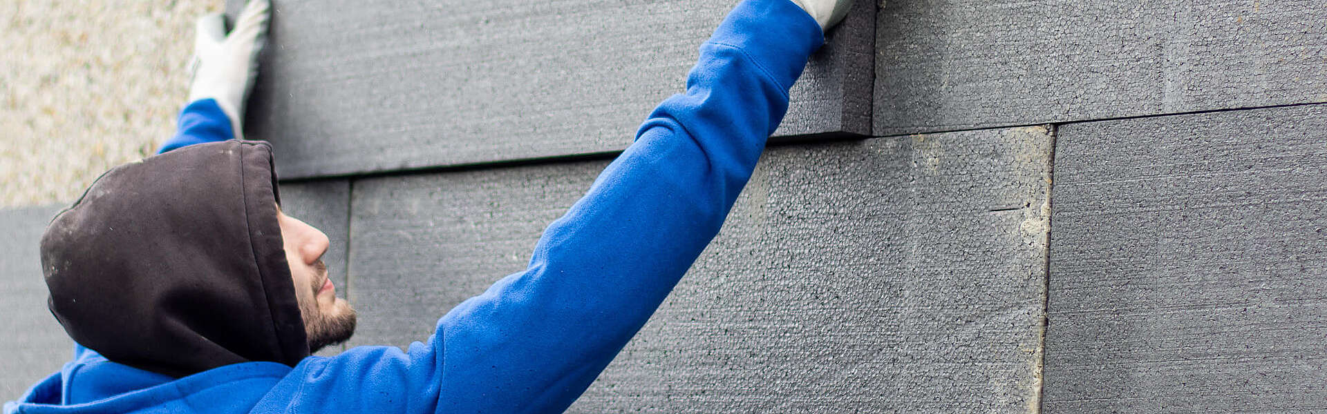 Expert isoleert buitenkant woning