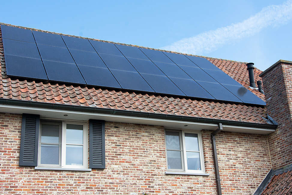 zonnepanelen besparen op energiefactuur